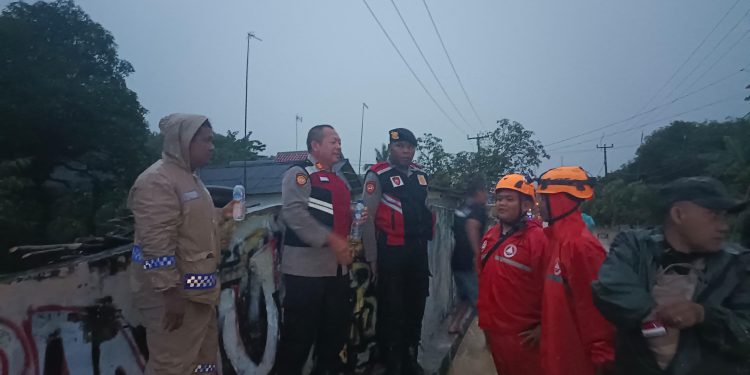 Polres Purwakarta Terjunkan Personel Ke Lokasi Banjir Di Desa Cikaobandung, Kecamatan Jatiluhur.