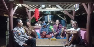 Bhabinkamtibmas Polsek Cibatu Kunjungi Pos Kamling, Sampaikan Pesan Kamtibmas di Bulan Ramadhan