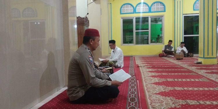 Bhabinkamtibmas Polsek Cibatu Kunjungi Pos Kamling, Sampaikan Pesan Kamtibmas di Bulan Ramadhan