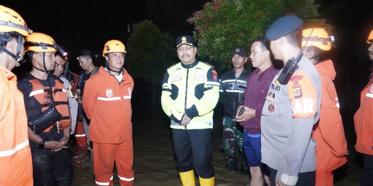 Cek Lokasi Banjir Di Kecamatan Jatiluhur, Kapolres Purwakarta Salurkan Sejumlah Bantuan