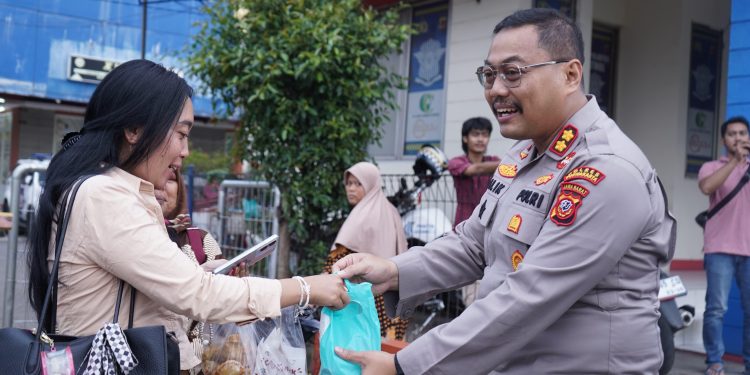 Kapolres Purwakarta Berbagi Takjil, Wujud Kepedulian di Bulan Ramadhan