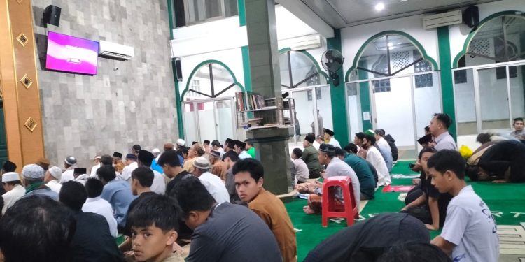Jalin Kedekatan, Bhabinkamtibmas Polsek Bungursari Shalat Tarawih Berjamaah Bersama Warga