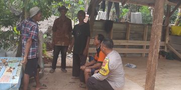 Bhabinkamtibmas Polsek Kiarapedes Polres Purwakarta melaksanakan sambang dengan warga masyarakat memberikan himbauan kamtibmas