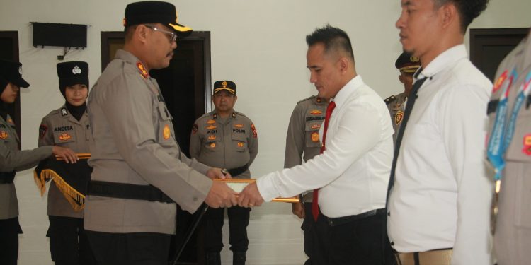 Kapolres Purwakarta Berikan Penghargaan Kepada Anggota Terbaik