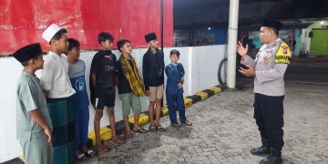 Bhabinkamtibmas Polsek Cibatu Himbau Anak-Anak Agar Tidak Perang Sarung dan Menyalakan Petasan