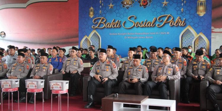 Bakti Sosial Polri, Polres Purwakarta Bagikan Ratusan Paket Sembako Ke Ojol