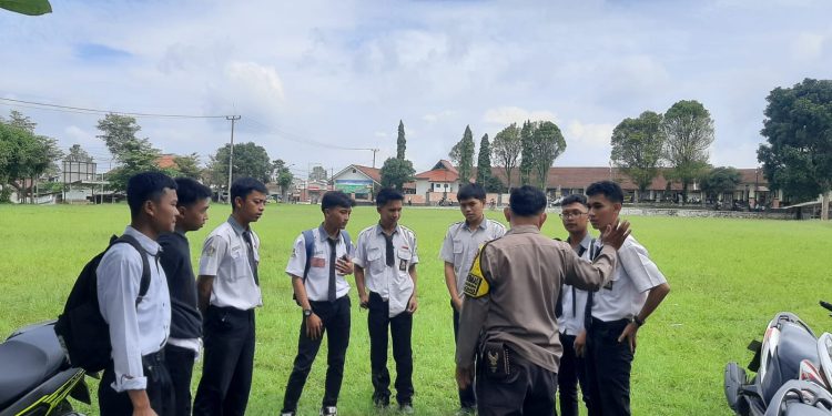 Personil Polsek Bojong Polres Purwakarta Giat Sambang/Binluh di Lapang Pilar Desa Sukamanah