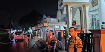 Polri Untuk Masyarakat, Polsek Plered Lakukan Pengamanan Sholat Tarawih