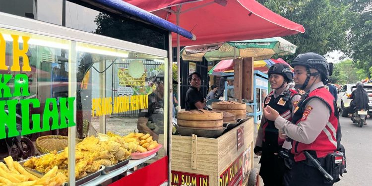 Sambil Patroli, Sat Samapta Polres Purwakarta Bagikan Takjil Ke Masyarakat