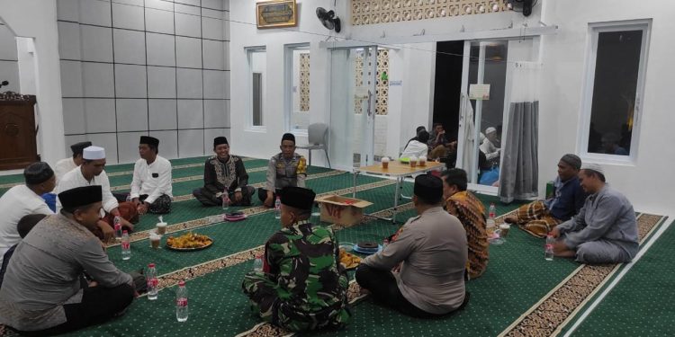 Sampaikan Hotline Pelayanan Polri 110, Polsek Purwakarta Kota Masifkan Silaturahmi Bersama Tokoh Masyarakat
