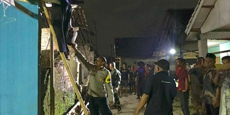 Polsek Cibatu Lakukan Pengecekan TKP Rumah Roboh di Desa Ciparungsari, Bantu Bersihkan Puing Bersama Warga