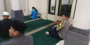 Bhabinkamtibmas Polsek Bungursari Polres Purwakarta Aktif Shalat Tarawih Berjamaah, Wujud Kedekatan dengan Masyarakat