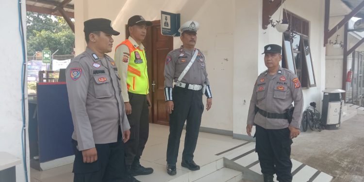Polsek Bungursari Polres Purwakarta Jaga Keamanan Stasiun Kereta Api dengan Patroli Siang yang Aktif