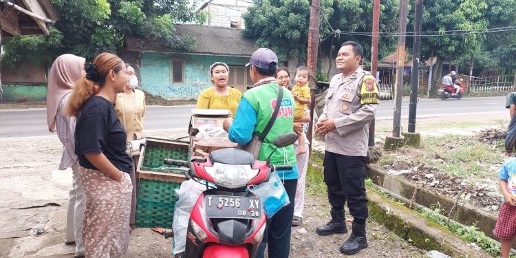 Bhabinkamtibmas Polsek Cibatu Sambangi Ibu-Ibu yang Sedang Berkumpul, Sampaikan Pesan Kamtibmas di Bulan Ramadhan 1446 H