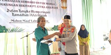 Kapolsek Cibatu Bagikan Sembako untuk Warga Desa Cilandak di Bulan Ramadhan 1446 H