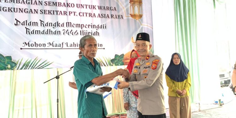 Kapolsek Cibatu Bagikan Sembako untuk Warga Desa Cilandak di Bulan Ramadhan 1446 H