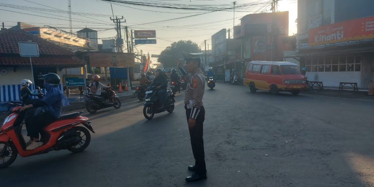 Cegah Kemacetan, Unit Lantas Polsek Jatiluhur Laksanakan Gatur Lalin
