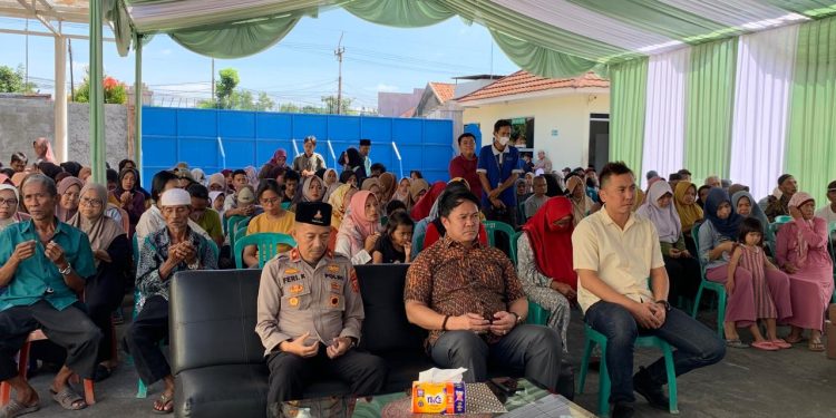 Kapolsek cibatu Bagikan Sembako untuk Warga Desa Cilandak di Bulan Ramadhan 1446 H