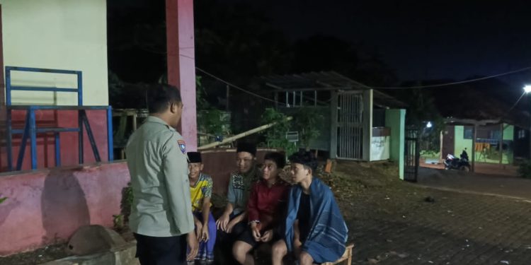 Jalin Keakraban, Bhabinkamtibmas Polsek Bungursari Polres Purwakarta Beri Himbauan Kamtibmas kepada Remaja