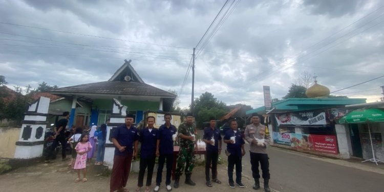 Sinergitas TNI-Polri dan Karang Taruna Desa Cipinang Bagikan Takjil Gratis kepada Warga