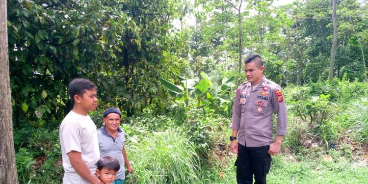 Bhabinkamtibmas Polsek Kiarapedes Polres Purwakarta melaksanakan sambang dengan warga masyarakat memberikan himbauan kamtibmas