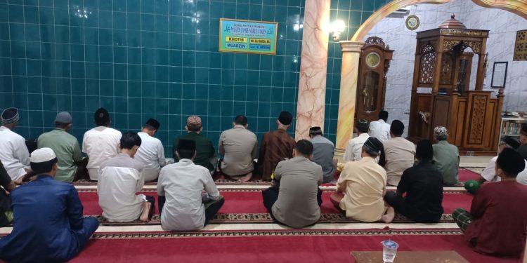 Cegah Kejahatan di Bulan Ramadhan, Bhabinkamtibmas Polsek Bungursari Polres Purwakarta Gelar Shalat Tarawih Keliling