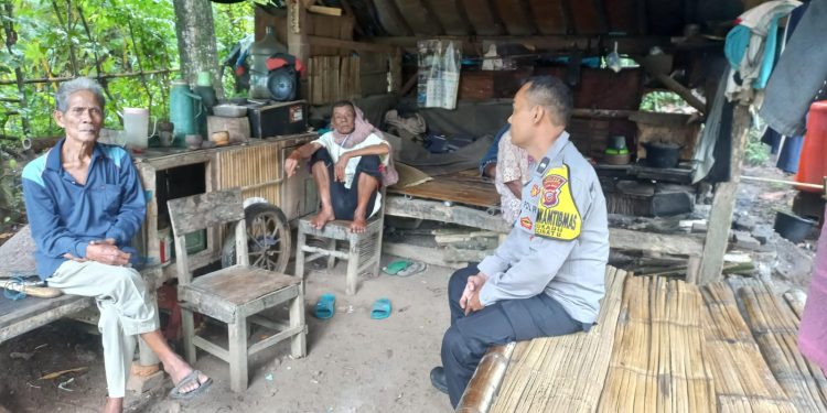 Tekankan Pentingnya Keamanan di Wilayah Binaannya, Bhabinkamtibmas Polsek Cibatu Sambangi Warga Desa Cikadu