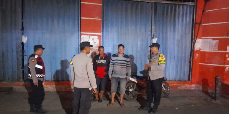 Polsek Cibatu Atur Lalu Lintas Pagi, Pastikan Siswa Menyeberang dengan Aman