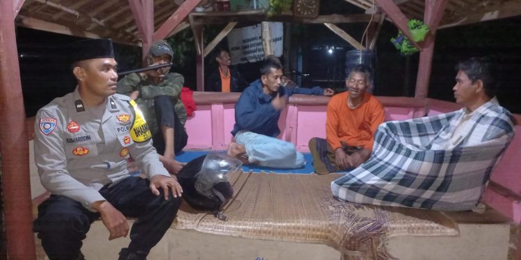 Polsek Cibatu Atur Lalu Lintas Pagi, Pastikan Siswa Menyeberang dengan Aman