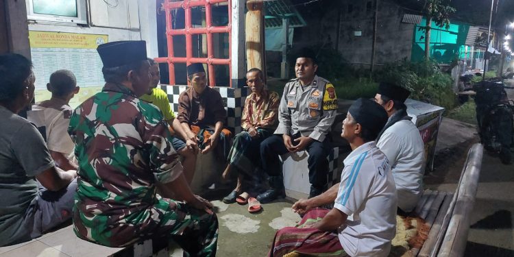 Patroli Ramadhan, Bhabinkamtibmas dan Babinsa Sambangi Pos Kamling di Desa Cipinang