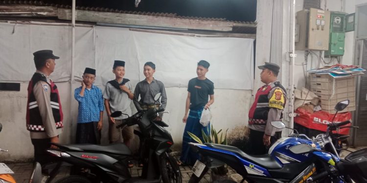 Patroli Ramadhan, Bhabinkamtibmas dan Babinsa Sambangi Pos Kamling di Desa Cipinang