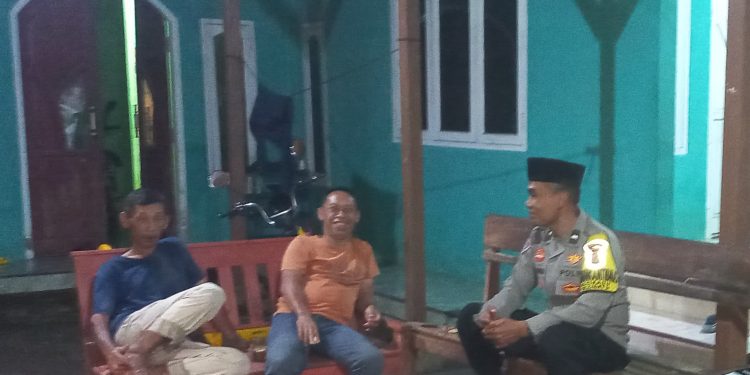 Patroli Ramadhan, Bhabinkamtibmas dan Babinsa Sambangi Pos Kamling di Desa Cipinang