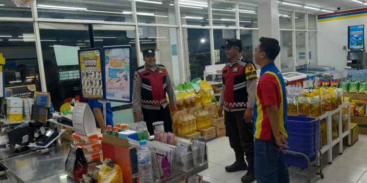 Polsek Cibatu Gencarkan Patroli Dialogis ke Pertokoan untuk Antisipasi Kejahatan di Bulan Ramadhan
