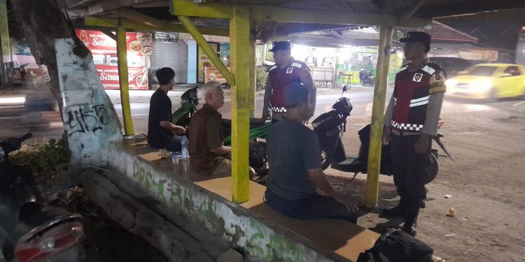 Polsek Cibatu Gencarkan Patroli Dialogis ke Pertokoan untuk Antisipasi Kejahatan di Bulan Ramadhan