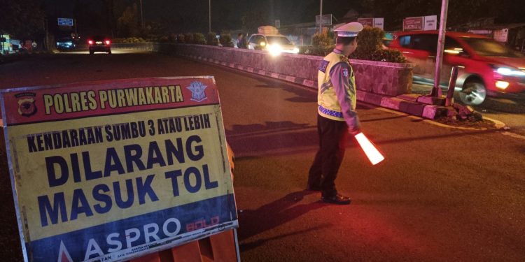 Pembatasan Operasional Angkutan Barang Kendaraan Sumbu 3, Satlantas Polres Purwakarta Lakukan Rekayasa Lalu Lintas