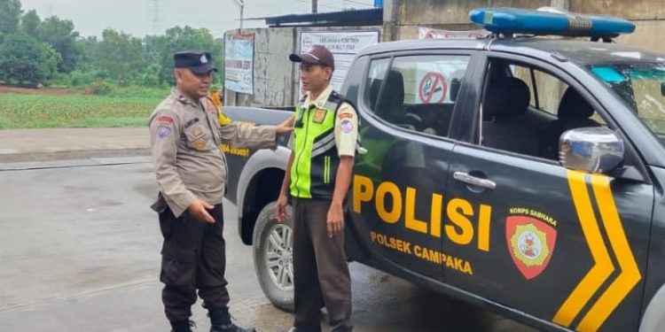 Bhabinkamtibmas Polsek Kiarapedes Polres Purwakarta melaksanakan sambang dengan warga masyarakat memberikan himbauan kamtibmas