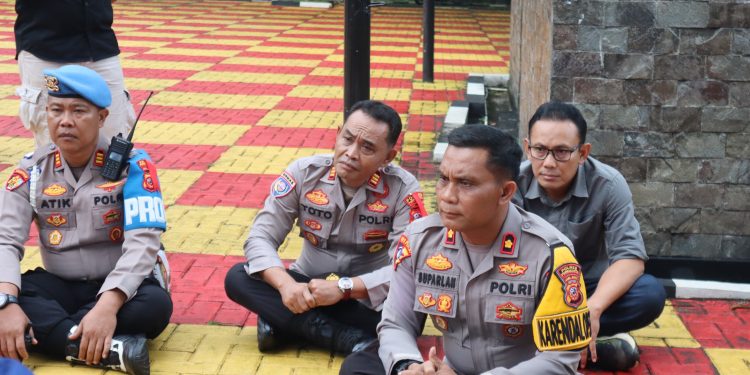 Polrs Purwakarta Dengan Humanis Terima Aksi Unjukrasa Dari Aliansi Mahasiswa Merdeka