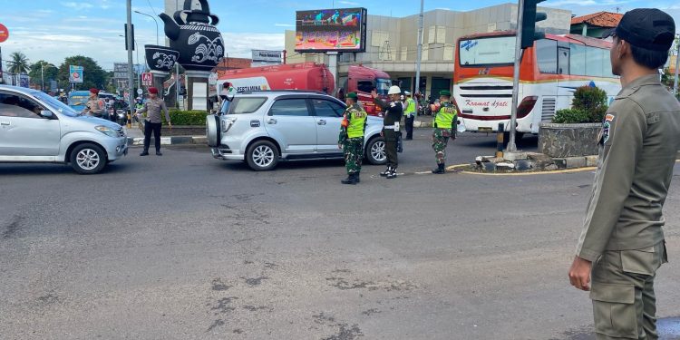 Sinergitas TNI-Polri Lakukan Pembatasan Operasional Angkutan Barang Kendaraan Sumbu 3