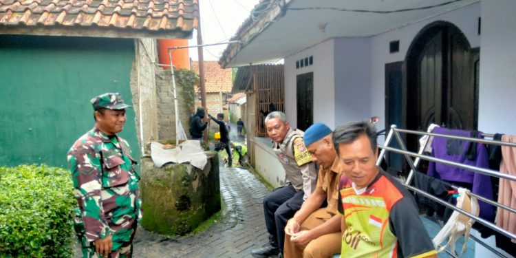 Lewat Sambang Masyarakat, Babinsa Bhabinkamtibmas Polsek Plered Sampaikan Hotline Pelayanan Polri 110.