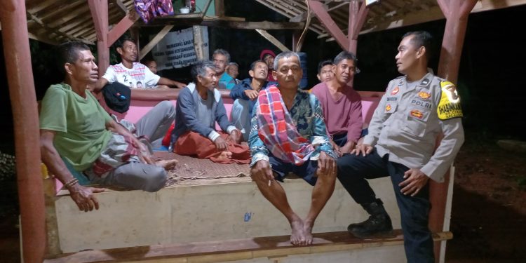 Tingkatkan Aktifitas Ronda Malam, Bhabinkamtibmas Polsek Cibatu Kunjungi Pos Kamling di Desa Cikadu