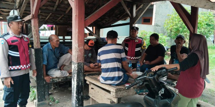 Tingkatkan Aktifitas Ronda Malam, Bhabinkamtibmas Polsek Cibatu Kunjungi Pos Kamling di Desa Cikadu