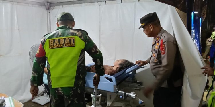Aksi Sigap Personel Pos PAM Operasi Ketupat Lodaya Polres Purwakarta Bantu Pemudik Yang Sakit