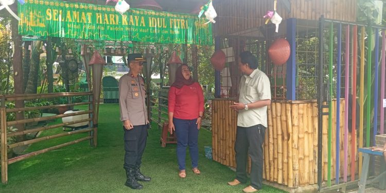 Kapolsek Cibatu Monitoring Wisata Kampung Kahuripan Saat Libur Lebaran 2025