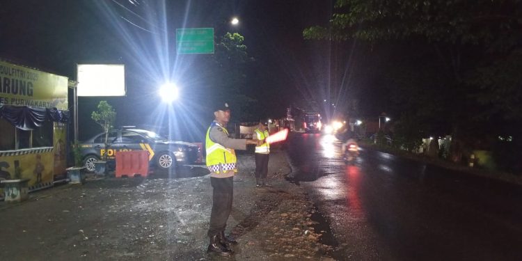 Kapolsek Cibatu Monitoring Wisata Kampung Kahuripan Saat Libur Lebaran 2025