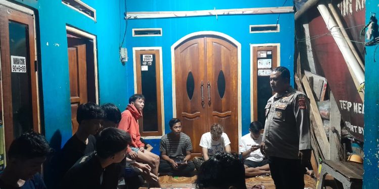 Bhabinkamtibmas Desa Gurudug Berikan Himbauan Kepada Anak Remaja Yang Sedang Bermain Game Online