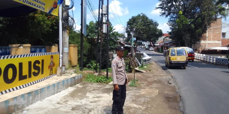 Anggota Pos Gatur Cihideung Polsek Pasawahan Lakukan Pelayanan Pengaturan Lalu Lintas Dalam Operasi Ketupat Lodaya 2025