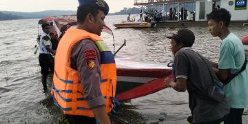 Sampaikan Hotline 110, Satpolairud Polres Purwakarta Gelar Sambang Masyarakat Pesisir