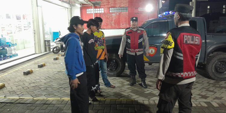 Bhabinkamtibmas Polsek Cibatu, Sampaikan Himbauan Keamanan Kepada Warga