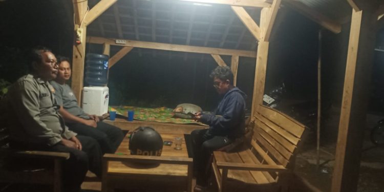 Dekat dengan Warga, Bhabinkamtibmas Polsek Bungursari Polres Purwakarta Laksanakan Ronda Malam Bersama Masyarakat