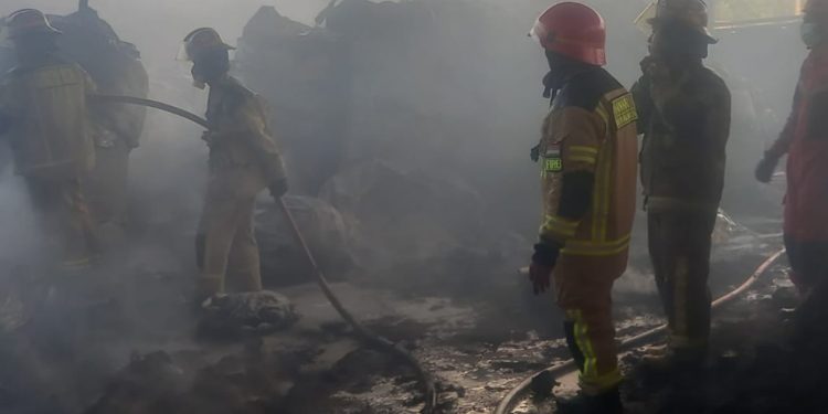 Unit Reskrim Polsek Campaka Lakukan Olah TKP Kebakaran Gudang di PT. Tekno Taiba 